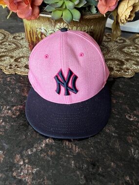 New York Yankee Baseball Cap Pink and Black
Size 7 1/4